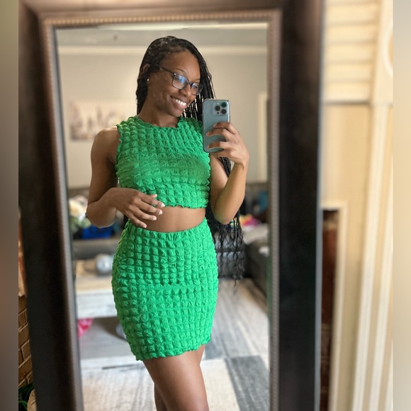 Green Textured Crop Top and Skirt Set, Size S, US 4 - Picture 2 of 2